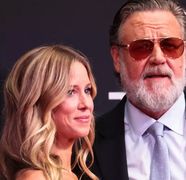 Russell Crowe, apariție surprinzătoare la Toronto! Actorul a pășit pe covorul roșu alături de iubita cu 26 de ani mai tânără